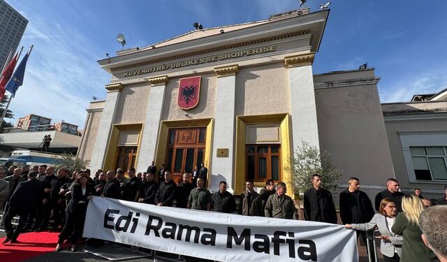 “Edi Rama mafia”, shpaloset parulla para Parlamentit