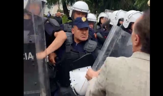 Efektivi i policisë i nxjerr armën deputetit Luan Baçi