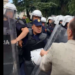 Efektivi i policisë i nxjerr armën deputetit Luan Baçi