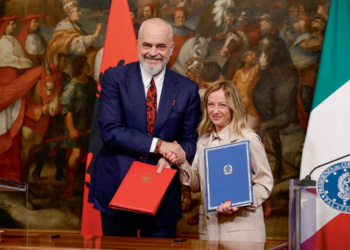‘Prothothema’ për kampet e refugjatëve: Eksperiment i Ramës!