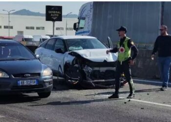 Përplasen katër automjete në autostradën Tiranë-Durrës