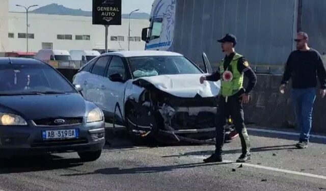 Përplasen katër automjete në autostradën Tiranë-Durrës