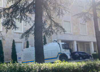 Çfarë po ndodh te kryeministria pak orë para protestës së opozitës? Jashtë godinës dy autobotë me…