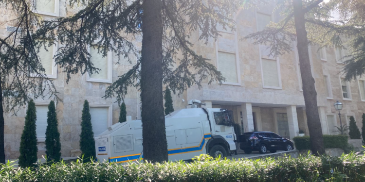 Çfarë po ndodh te kryeministria pak orë para protestës së opozitës? Jashtë godinës dy autobotë me…