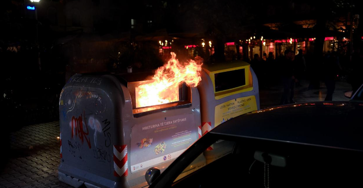 Protestuesit djegin stacionin e autobusit, i vihet flaka koshave të mbeturinave