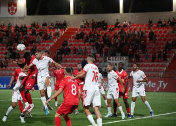 Pikantet e Partizani-Bylis/ Turistët “thajnë” fuçinë e birrës, mesfushori i kuq ironik me arbitrin debutues