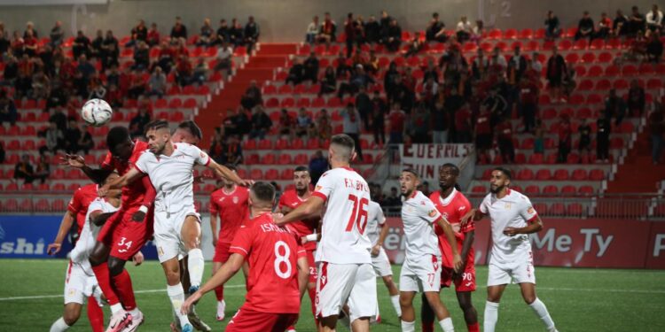 Pikantet e Partizani-Bylis/ Turistët “thajnë” fuçinë e birrës, mesfushori i kuq ironik me arbitrin debutues