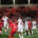 Pikantet e Partizani-Bylis/ Turistët “thajnë” fuçinë e birrës, mesfushori i kuq ironik me arbitrin debutues
