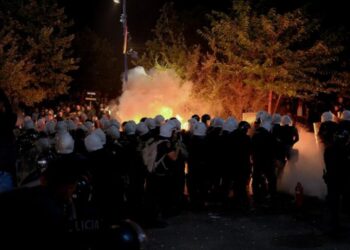 Protesta tek Bashkia, protestues të djegur dhe persona që u bie të fikët nga gazi lotsjellës dhe uji me piper