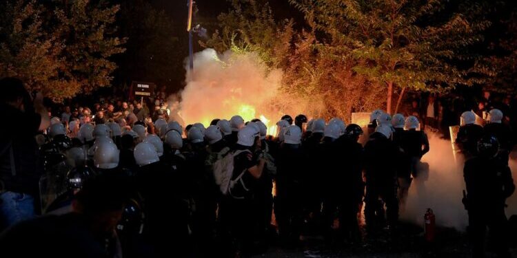 Protesta tek Bashkia, protestues të djegur dhe persona që u bie të fikët nga gazi lotsjellës dhe uji me piper