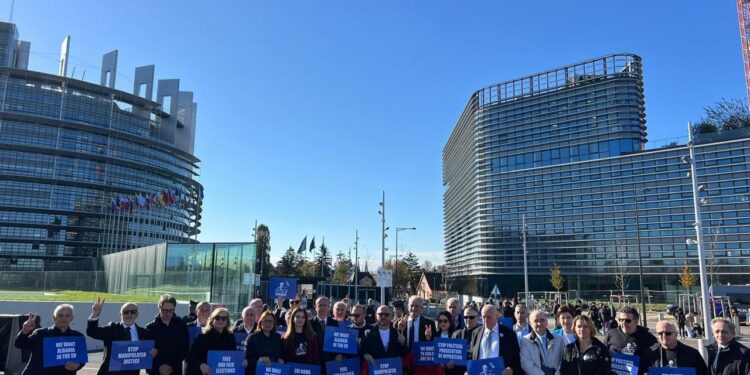Deputetët e PD-së protestë para PE: Lironi Salianjin