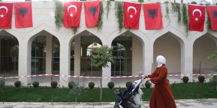 Erdogan përuron Xhaminë e Namazgjasë, ish-kreu i KMSH: Ndërhyrje e egër politike