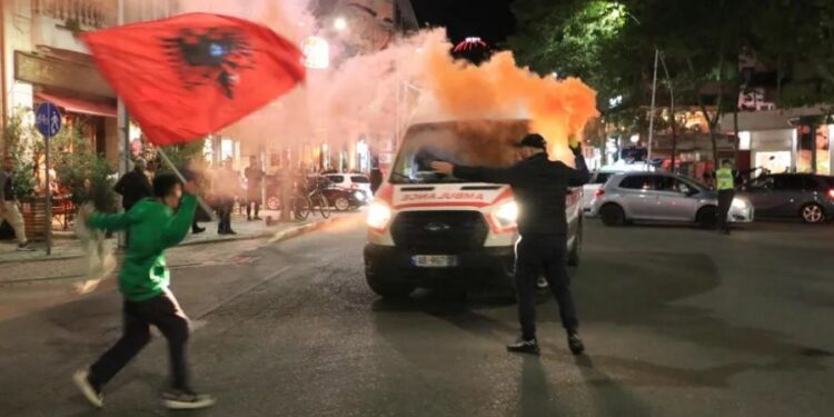 Policia vazhdon terrorin ndaj protestuesve, ndalohen dy prej tyre