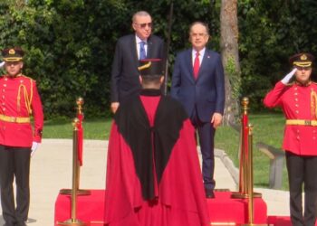 Erdogan mbërrin në Presidencë, pritet nga Bajram Begaj