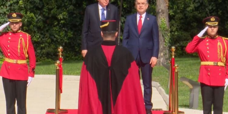 Erdogan mbërrin në Presidencë, pritet nga Bajram Begaj