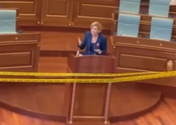 Deputeti rrethon foltoren me shiritin “rrezik”, tensione në Parlamentin e Kosovës