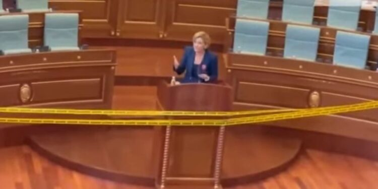 Deputeti rrethon foltoren me shiritin “rrezik”, tensione në Parlamentin e Kosovës