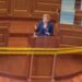Deputeti rrethon foltoren me shiritin “rrezik”, tensione në Parlamentin e Kosovës