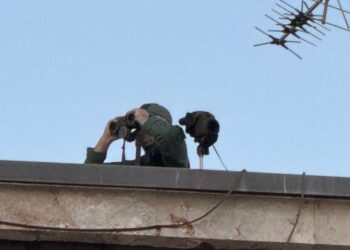 Punonjës të Gardës monitorojnë me dylbi protestuesit
