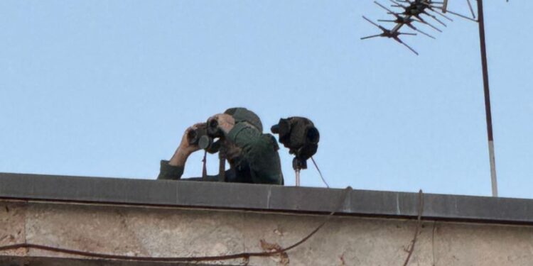 Punonjës të Gardës monitorojnë me dylbi protestuesit