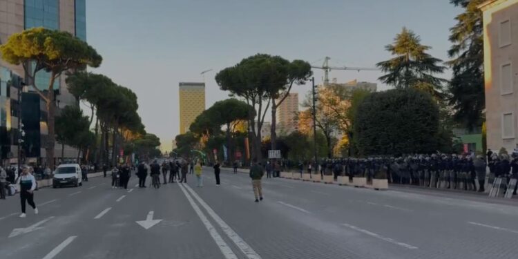Protesta/ Me pankarta në duar, grumbullohen mbështetësit në selinë e PD dhe para Kryeministrisë