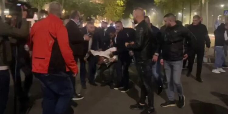 Qytetari nuk ndihet mirë gjatë protestës, e shoqëron Bardhi dhe Nallbati