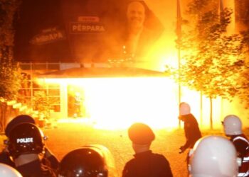 Tre orë mosbindje civile, përfundon protesta e opozitës
