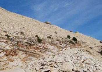 Nxirrnin gurë nga mali i Tomorrit, arrestohen 3 persona, 5 në kërkim dhe 2 zyrtarë nën hetim