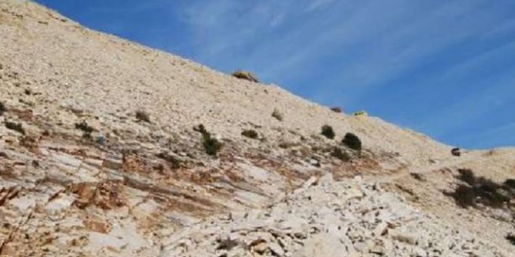 Nxirrnin gurë nga mali i Tomorrit, arrestohen 3 persona, 5 në kërkim dhe 2 zyrtarë nën hetim