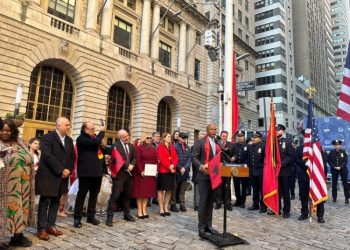 Ngrihet në New York flamuri kuq e zi