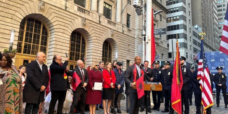 Ngrihet në New York flamuri kuq e zi