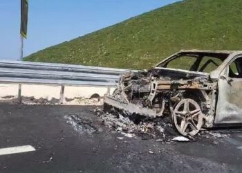Makina godet nga mbrapa kamionin, shpërthen në flakë