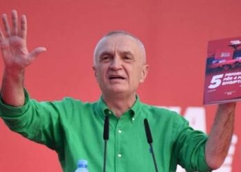 Meta nga qelia: Pensionistëve u jepet një lëmoshë