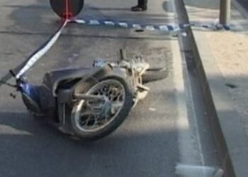 Makina përplas motorin, plagoset 21-vjeçari në Fier