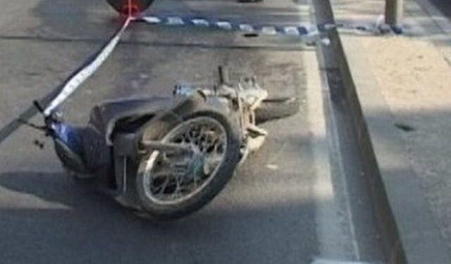 Makina përplas motorin, plagoset 21-vjeçari në Fier