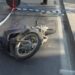 Makina përplas motorin, plagoset 21-vjeçari në Fier