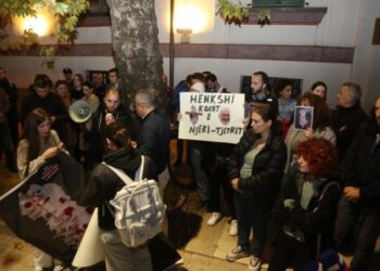 Masakra e Dobraçit/ Qytetarët protestojnë dhe ndezin qirinj para Ministrisë së Brendshme