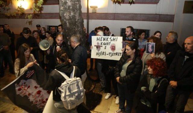 Masakra e Dobraçit/ Qytetarët protestojnë dhe ndezin qirinj para Ministrisë së Brendshme