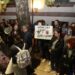 Masakra e Dobraçit/ Qytetarët protestojnë dhe ndezin qirinj para Ministrisë së Brendshme