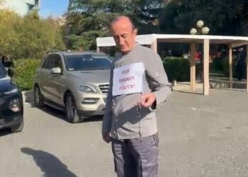 Deputeti demokrat shkon me pranga në parlament