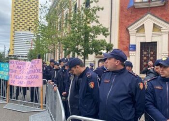 Opozita protestë para Bashkisë Tiranë
