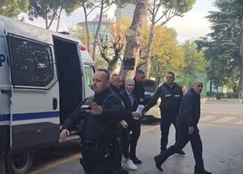 Me pranga në duar, Ilir Rrapaj mbërrin në Kuvend