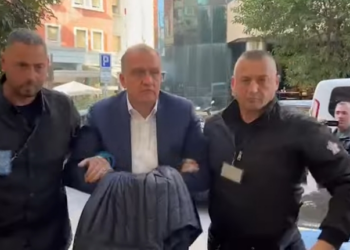 Me pranga në duar, Beqaj mbërrin në Kuvend