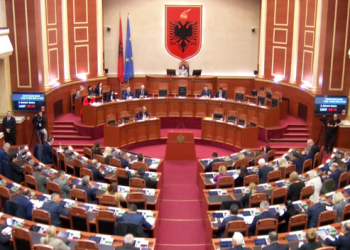 Beqja ‘sjell’ debate në Kuvend, opozita përplaset me mazhorancën