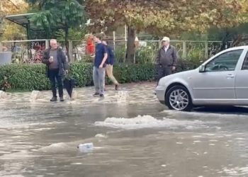 Vlora nën ujë! Ja rrugët kryesore që u përmbytën pas reshjeve