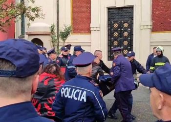 Polici humb ndjenjat gjatë protestës, transportohet në spital