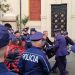Polici humb ndjenjat gjatë protestës, transportohet në spital