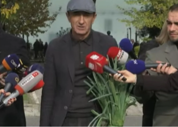 Dashnor Sula hyn në Parlament me presh dhe lopatë në dorë