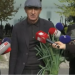 Dashnor Sula hyn në Parlament me presh dhe lopatë në dorë
