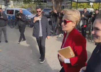 Monika Kryemadhi paraqitet në SPAK, e shoqëron vajza
